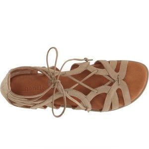 GENTLE SOULS BY KENNETH COLE- Tan size 7